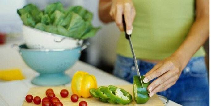 Kochen Sie einen Gemüsesalat zum Abendessen nach den Grundsätzen der richtigen Ernährung für eine schlanke Figur. 