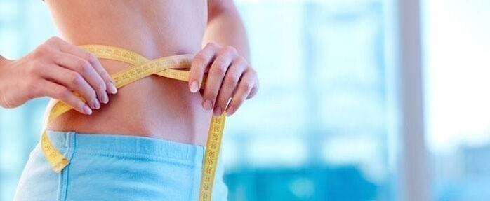 Messung des Gewichtsverlusts mit Hilfe spezieller Bauchübungen. 