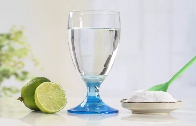 Salz- und Zitronenwasser